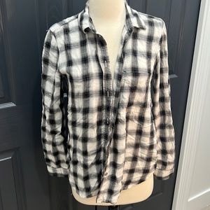Cute American Eagle plaid long sleeve button down shirt
